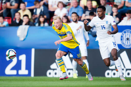 Sveriges John Guidetti och Englands Nathaniel Chalobah