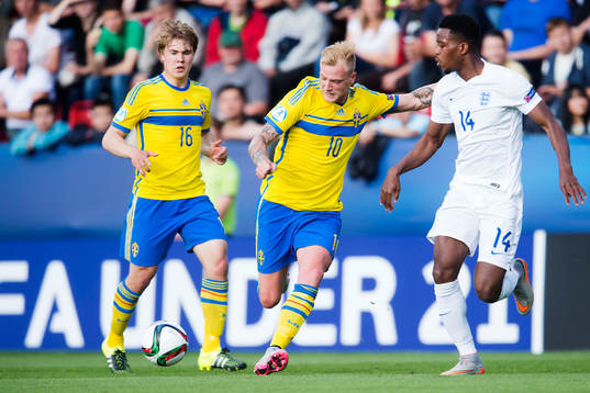 Sveriges Simon Tibbling och John Guidetti mot Englands