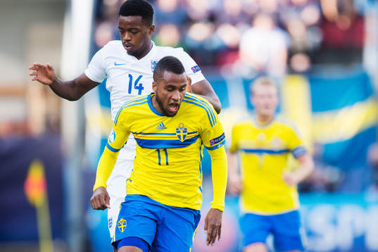 Englands Nathaniel Chalobah och Sveriges Isaac Kiese Thelin