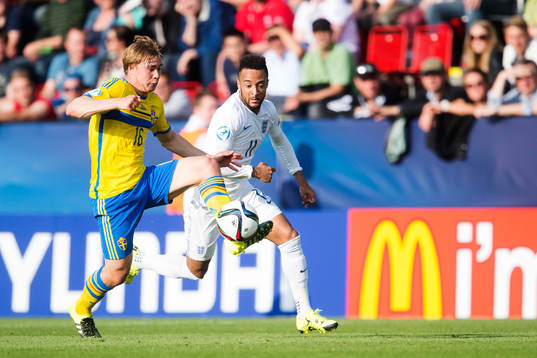 Sveriges Simon Tibbling och Englands Nathan Redmond
