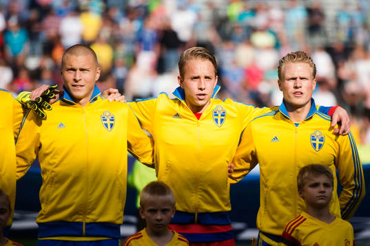 Sveriges Victor Nilsson Lindelöf, målvakt Patrik Carlgren
