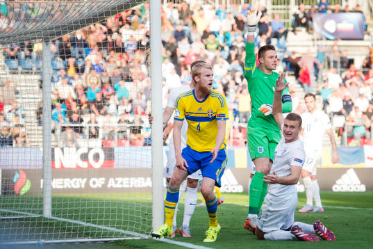 Sveriges Filip Helander mot Englands målvakt Jack Butland