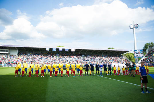 Sverige och Italiens spelare står uppställda