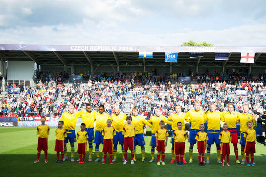Sveriges spelare står uppställda fr.v. John Guidetti,