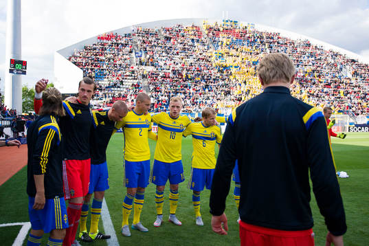 Sveriges målvakt Andreas Linde, Sebastian Holmén, Victor