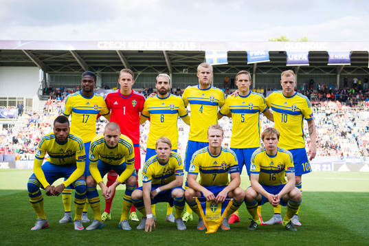Sveriges spelare står uppställda för en lagbild, övre