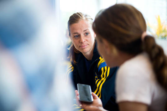 Sveriges Lotta Schelin blir intervjuad