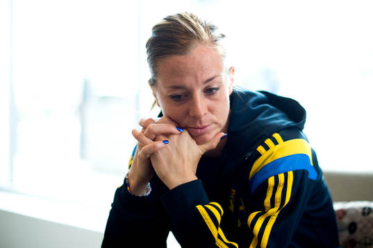 Sveriges Lotta Schelin blir intervjuad