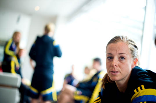 Sveriges Lotta Schelin blir intervjuad