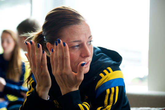 Sveriges Lotta Schelin blir intervjuad