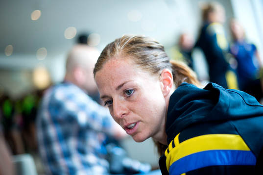 Sveriges Lotta Schelin blir intervjuad