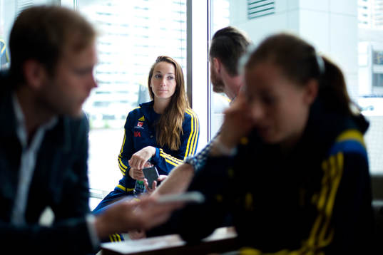 Sveriges Kosovare Asllani blir intervjuad