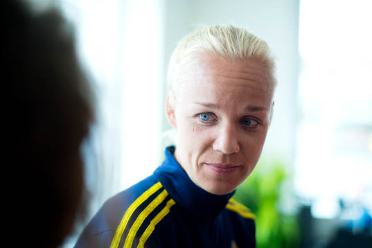 Sveriges Caroline Seger blir intervjuad