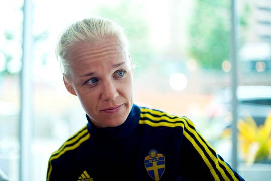 Sveriges Caroline Seger blir intervjuad