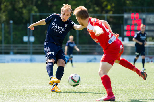 Utiktens Joakim Edström skjuter 1-0