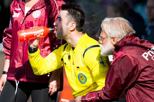Domare Diako Behnam får hjälp av Utsiktens läkare