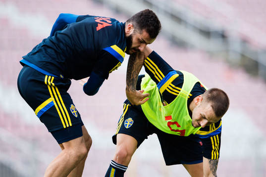 Sveriges Mikael Ishak och Alexander Milosevic