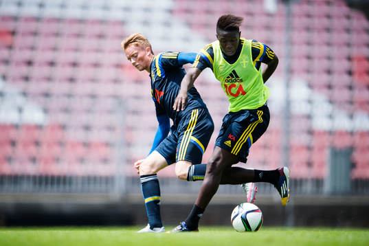 Sveriges Sam Larsson och Pa Konate