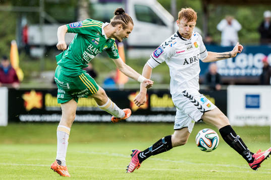 Ljungskiles Jonas Lindberg skjuter