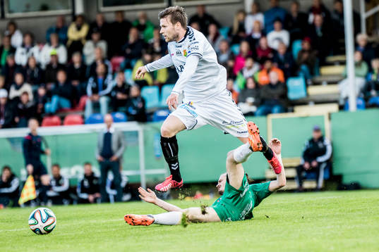 Gais Johan Lundgren före Ljungskiles Jonas Lindberg som