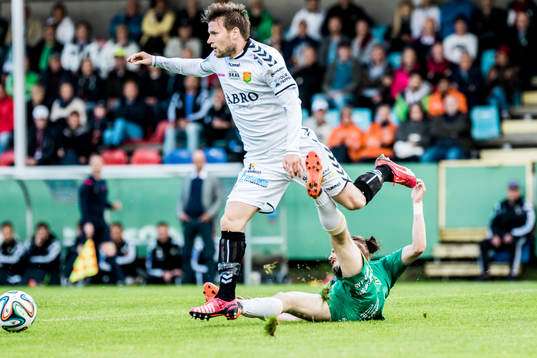 Gais Johan Lundgren före Ljungskiles Jonas Lindberg som