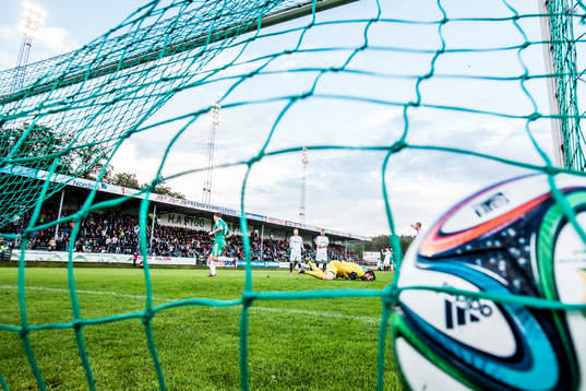 Ljungskiles Ken Sema gör 2-0 på Gais målvakt Tommi Vaiho