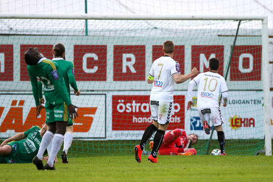 GAIS Adam Eriksson (ej i bild) reducerar till 2-1