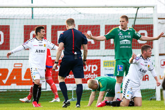 Johan Krantz, domare dömer straff för GAIS som dock inte
