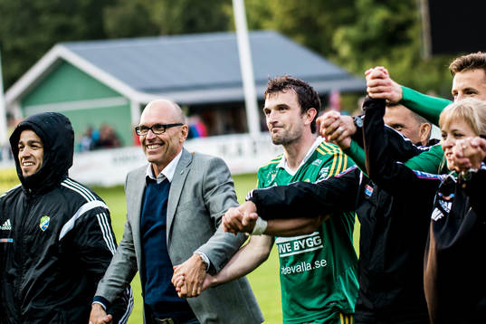 Ljungskiles spelare och tränare Tor-Arne Fredheim tackar