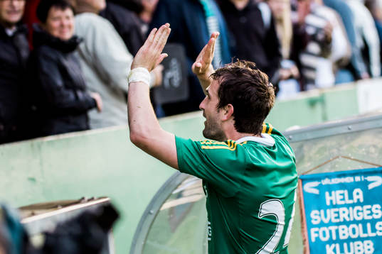 Ljungskiles Aleksandar Kitic jublar med publiken
