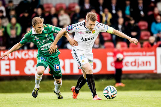 Gais Patrik Ingelsten före Ljungskiles Niclas Andersén