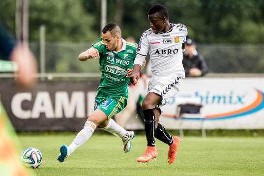 Ljungskiles Ahmed El Amrani före Gais Kieron Cadogan