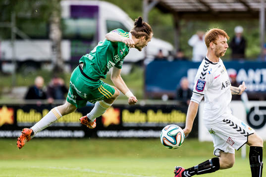 Ljungskiles Jonas Lindberg skjuter