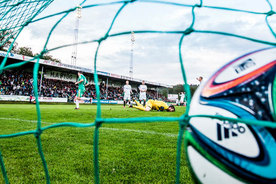 Ljungskiles Ken Sema gör 2-0 på Gais målvakt Tommi Vaiho