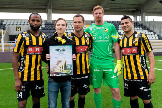 Supportern Joel Svanberg som slått första hörnan