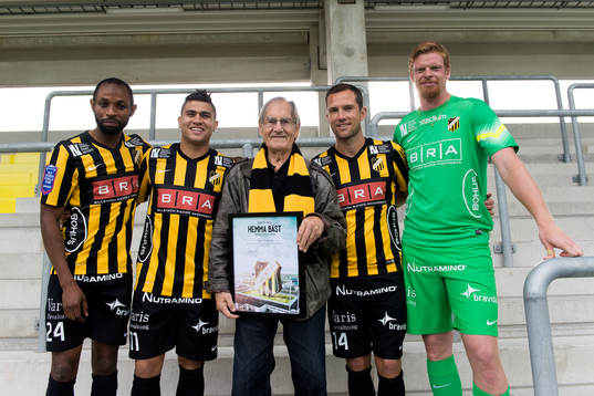 Supportern Tage Högberg, 92 år, med första tifot