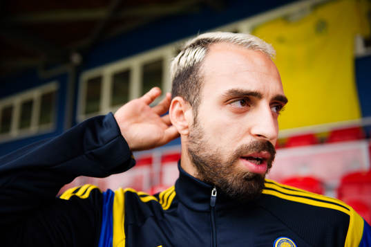 Sveriges Abdullah Khalili pratar med media