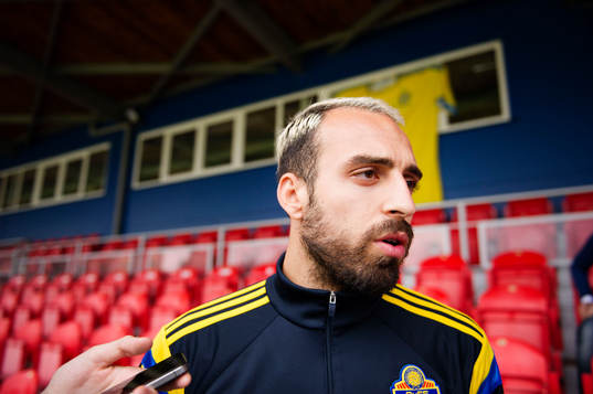 Sveriges Abdullah Khalili pratar med media