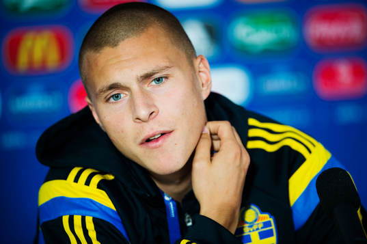 Sveriges Victor Nilsson Lindelöf deltar i en presskonferens