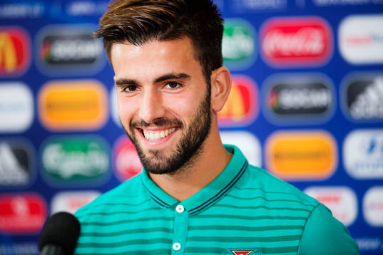 Portugals Sergio Oliveira deltar i en presskonferens