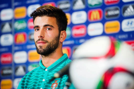 Portugals Sergio Oliveira deltar i en presskonferens