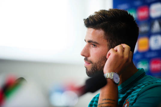 Portugals Sergio Oliveira deltar i en presskonferens