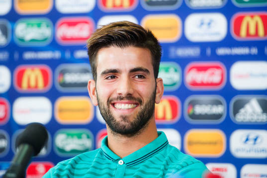 Portugals Sergio Oliveira deltar i en presskonferens