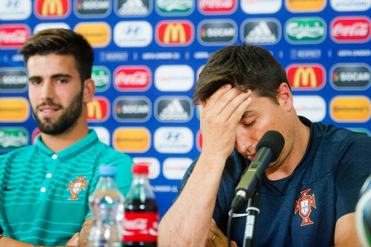 Portugals Sergio Oliveira och förbundskapten Rui Jorge