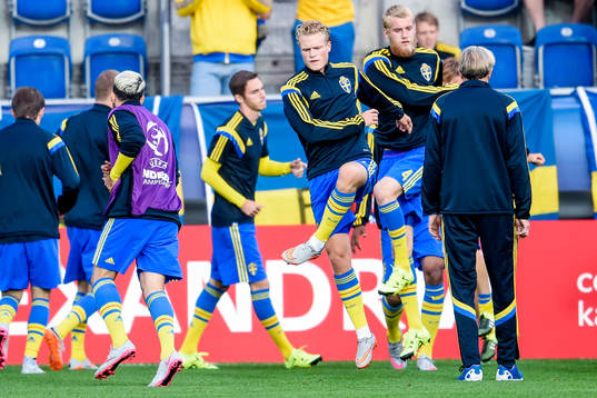Sveriges Oscar Hiljemark och Filip Helander värmer upp