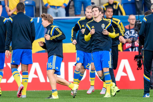 Sveriges Simon Tibbling och Branimir Hrgota värmer upp