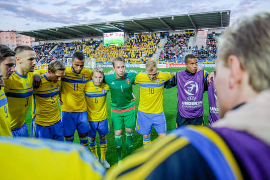 Sveriges spelare före fotbollsmatchen i U21-EM mellan