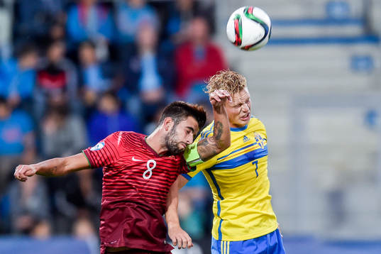 Sveriges Oscar Hiljemark och Portugals Sérgio Oliveira i
