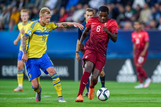 Sveriges John Guidetti och Portugals Sérgio Oliveira