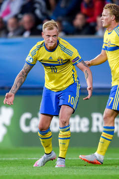 Sveriges John Guidetti reagerar mot domaren